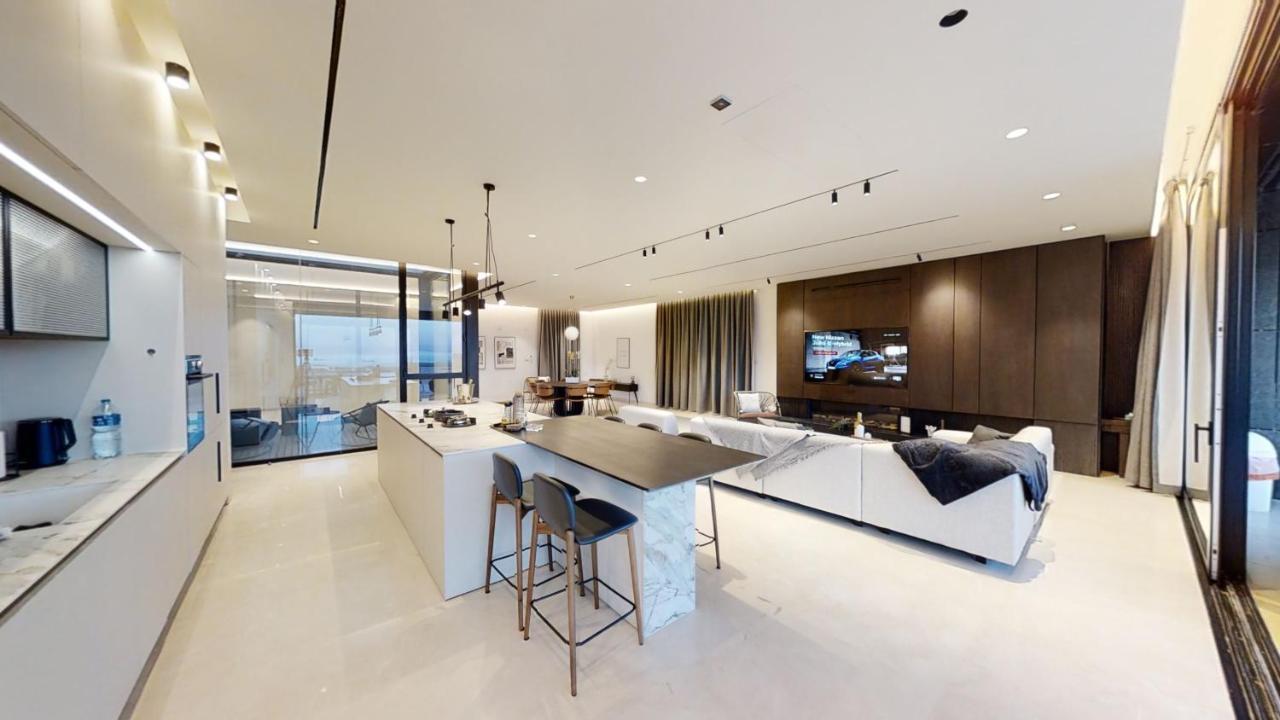 Serene - Infinity Cview Pool - 4 Bedrooms Luxury Penthouse ハイファ エクステリア 写真